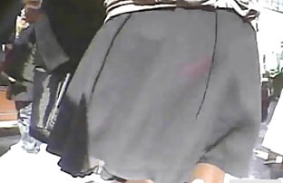 sex Brunette spreads the legs when wanking