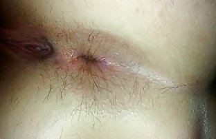 sex Strapsluder holds out the open rosette for fuck